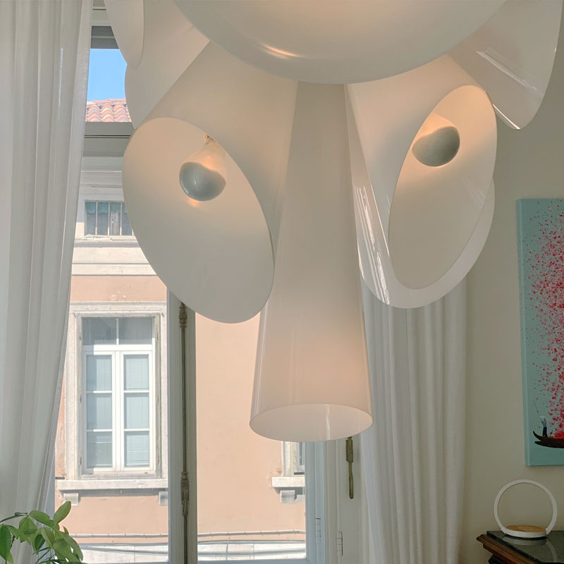 Dettaglio lampadario appartamento in Palazzo Genel